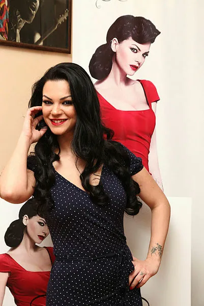 Şarkıcı Nez'e takıntılı hayranından kanlı gelinlik! Savcılığa koşan Nez önce mekanda tehdit edildi ardından...-5