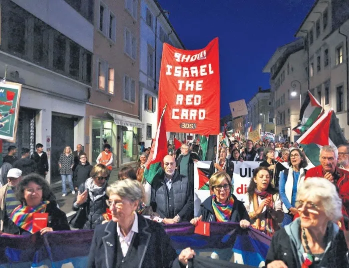 İtalyan taraftarlardan protesto!