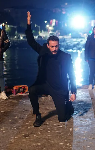 Kimse Bilmez dizisinde Burak Serdar Şanal ve Ferdi Kurtuldu'dan dans şov!