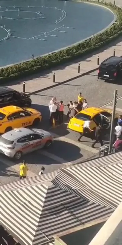 istanbulda-aglayan-cocuguna-aldirmayan-yolcu-taksiciye-silah-cekti-1664958391796.jpg İstanbul'da ağlayan çocuğuna aldırmayan yolcu taksiciye silah çekti-5