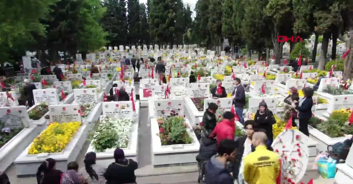 Şehitliklerde buruk bayram!