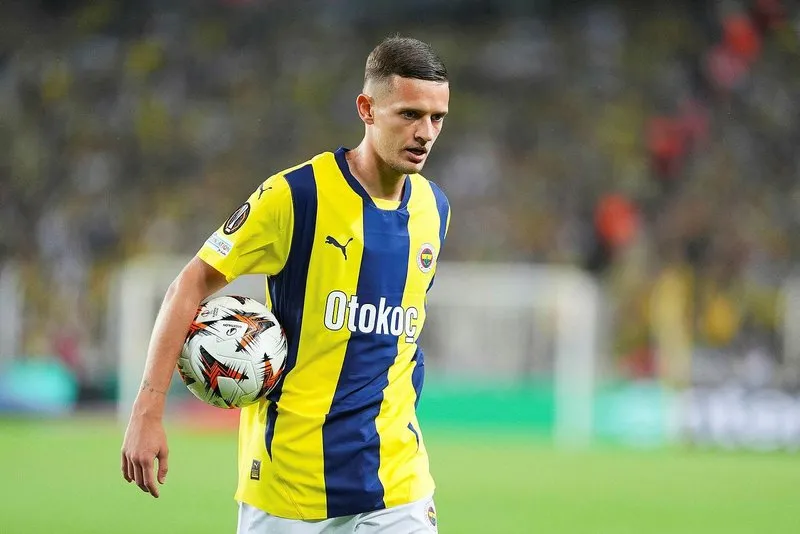 fenerbahcede-szymanski-tartismasi-ilk-defansif-10-numara-1728049578250.jpeg Szymanski bu sezon beklentilerin altında kaldı. (AA)