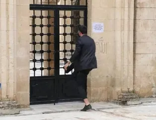 Şanlıurfa'da akılalmaz görüntüler! Koronavirüs uyarılarına rağmen cami kapısını zorladılar!