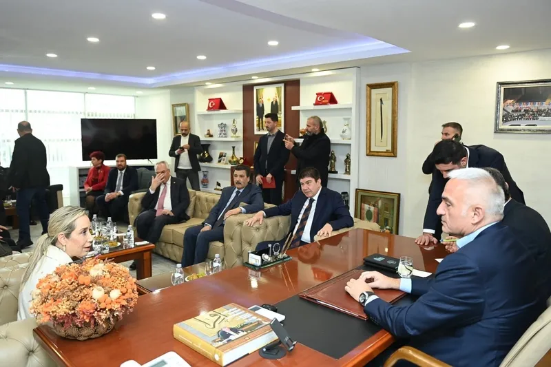 1774014162885.jpeg Bakan Ersoy Antalya'dan duyurdu: Turizmde 65 milyar dolarlık dev gelir hedefi!-4