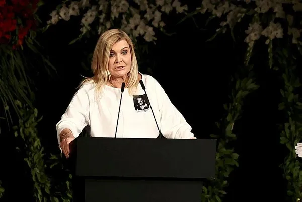 Usta sanatçı Ferhan Şensoy, son yolculuğuna uğurlandı! Kızları Ferhan Müjgan ile Derya'nın gözyaşları sel oldu-5
