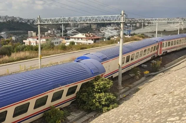 Gebze’de yolcu treninin 2 vagonu raydan çıktı! TCDD'den son dakika açıklaması