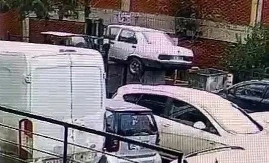 İstanbul'da "bu kadar da olmaz" dedirten olay! Dükkanın önünü kapatan aracı çöpe attılar-4