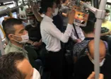 Metrobüslerde tıka basa yolculuk yapan vatandaşlar seferlerin artırılmasını istiyor
