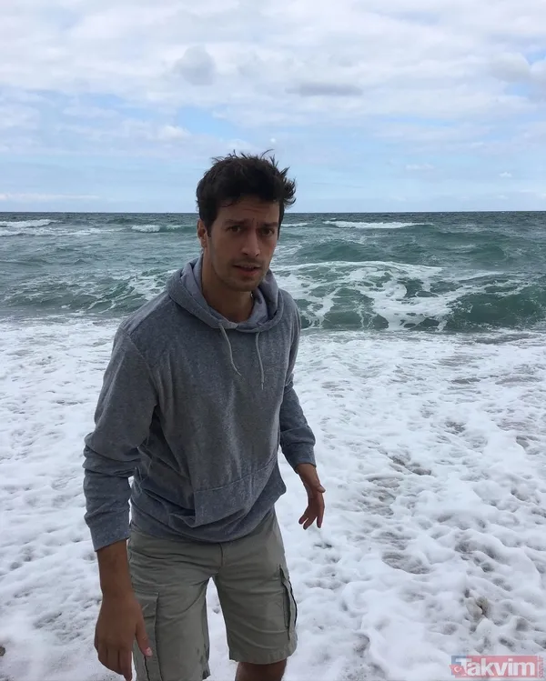 Camdaki Kız'ın Sedat'ı Feyyaz Şerifoğlu hayranlarını kırmadı! Hem çaldı hem söyledi sosyal medya damga vurdu - 5