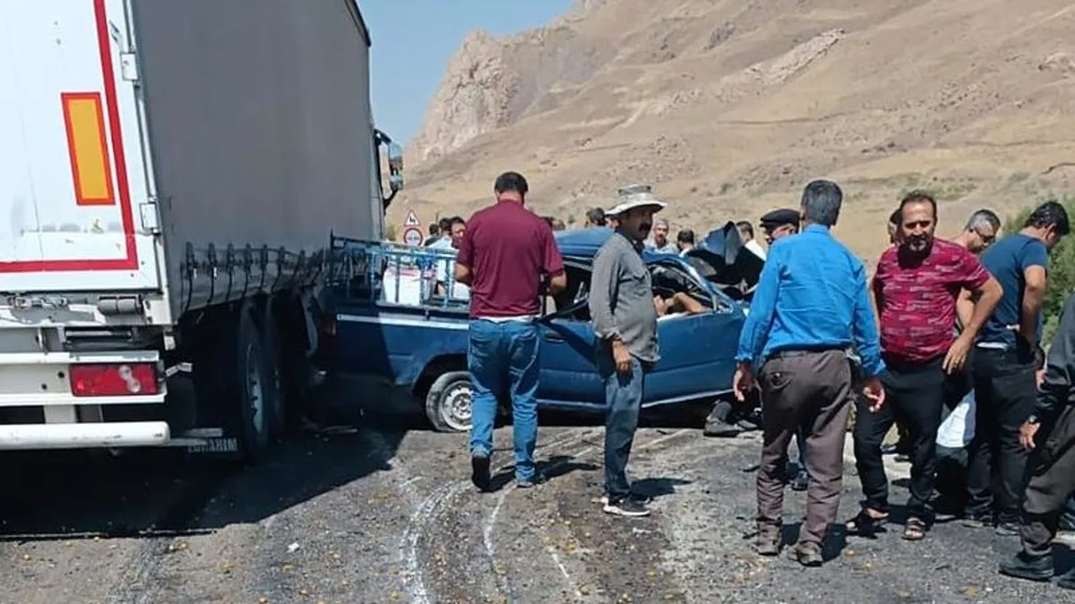 Hakkari'de feci kaza! Kamyonet ile TIR çarpıştı: 4 ölü, 2 yaralı