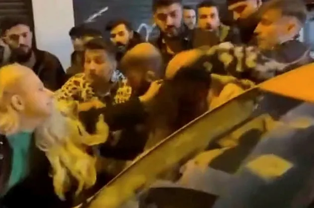 İstiklal Caddesi'nin ortasında saç saça baş başa kavga! 2 kadın birbirine girdi