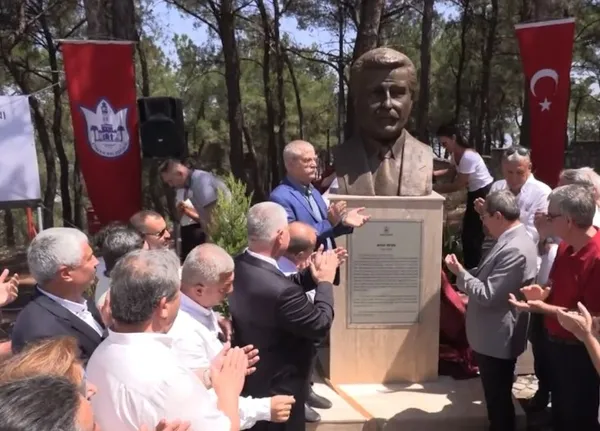 1660226735032.jpg CHP'nin hizmet anlayışı heykelden ibaret! Bu kez İzmir'de heykel açtılar-3