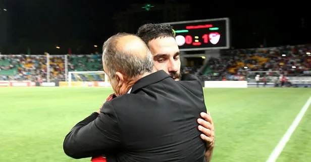 Galatasaray, yıldız futbolcusu Arda Turan ile bir yıl daha devam etme kararı aldı
