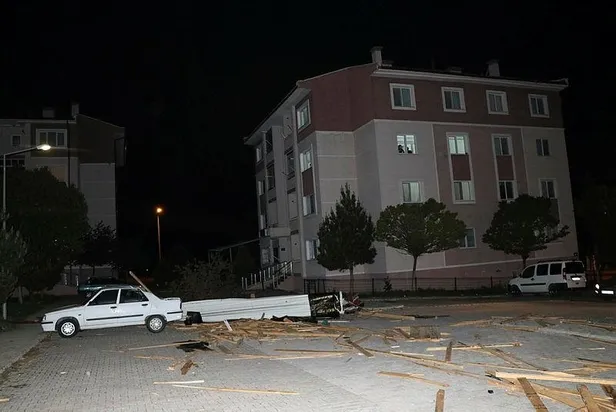 Şiddetli rüzgar nedeniyle uçan çatı korku dolu anlar yarattı-2