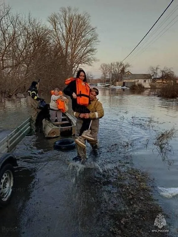 rusyada-sel-faciasi-6-bin-300-ev-sular-altinda-kalmisti-kremlinden-uyari-geldi-ural-nehri-yukseliyor-kritik-ta-1712495643412.jpeg