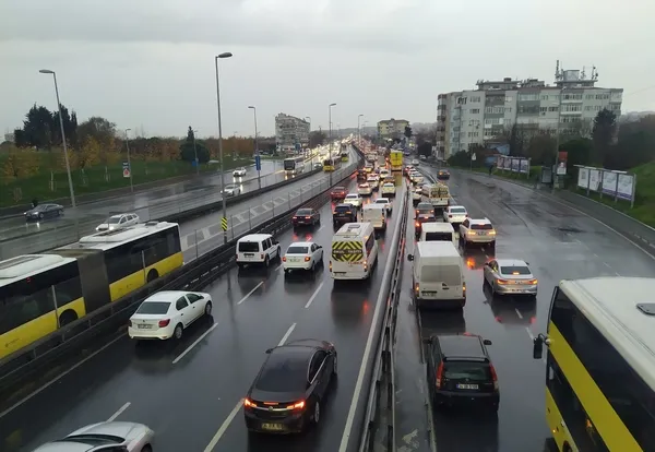 istanbulda-is-cikisi-trafik-yogunlugu-yuzde-78e-ulasti-1638886722495.jpg İstanbul'da iş çıkışı trafik yoğunluğu yüzde 78'e ulaştı-2