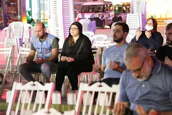 Son dakika: Marmara Depremi'nin 22'inci yıl dönümünde birçok noktada anma etkinlikleri yapıldı-3