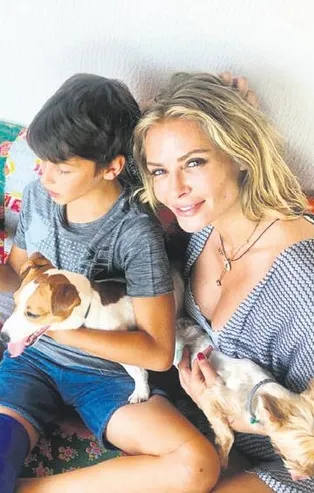 Gül Gölge'den gülümseten paylaşım: Ev değil, hayvanat bahçesi