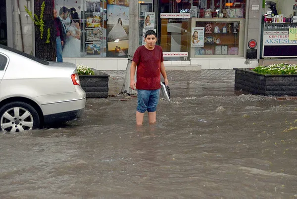 Kayseri'de akşam saatlerinde başlayan yağmur hayatı olumsuz yönde etkiledi-1