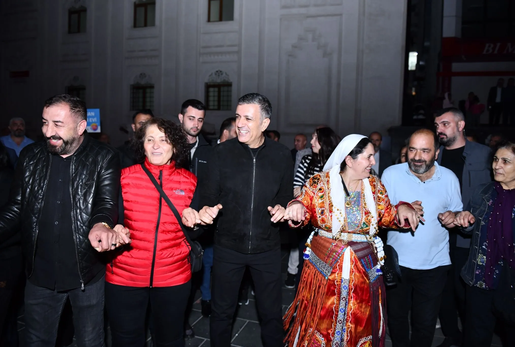 Gazze’deki soykırıma ölü taklidi yapıp halay çekti