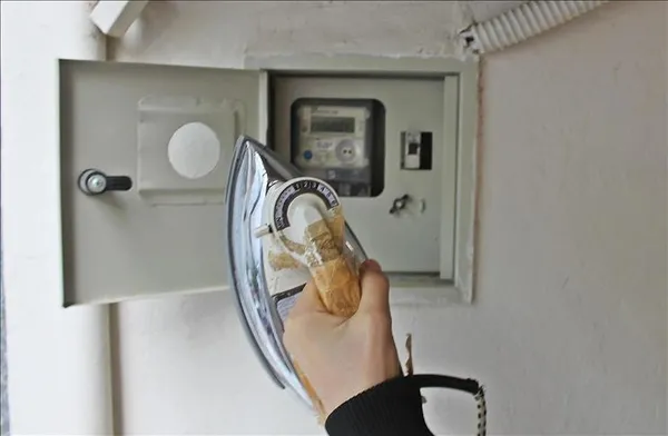 rize-kalkanderede-elektrikli-supurgeyle-otomobilini-temizlemek-isteyen-kadin-akima-kapilip-oldu-1628603237885.jpg Rize Kalkandere'de elektrikli süpürgeyle otomobilini temizlemek isteyen kadın akıma kapılıp öldü-4