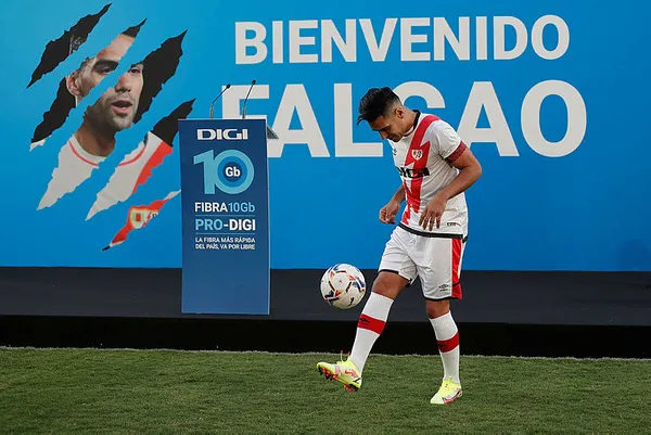 radamel-falcao-bir-tek-galatasarayda-kafa-golu-atamadi-1632301103678.jpg Radamel Falcao bir tek Galatasaray'da kafa golü atamadı!-3