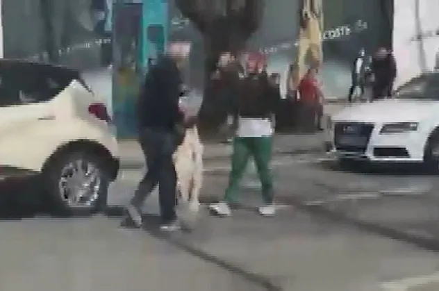 Kıyafetlerini fırlattı caddeyi birbirine kattı! İstanbul'un göbeğinde şaşkına çeviren olay