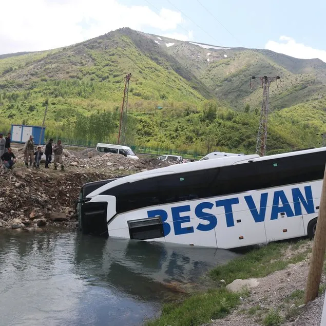 Yolcu otobüsü dereye uçtu