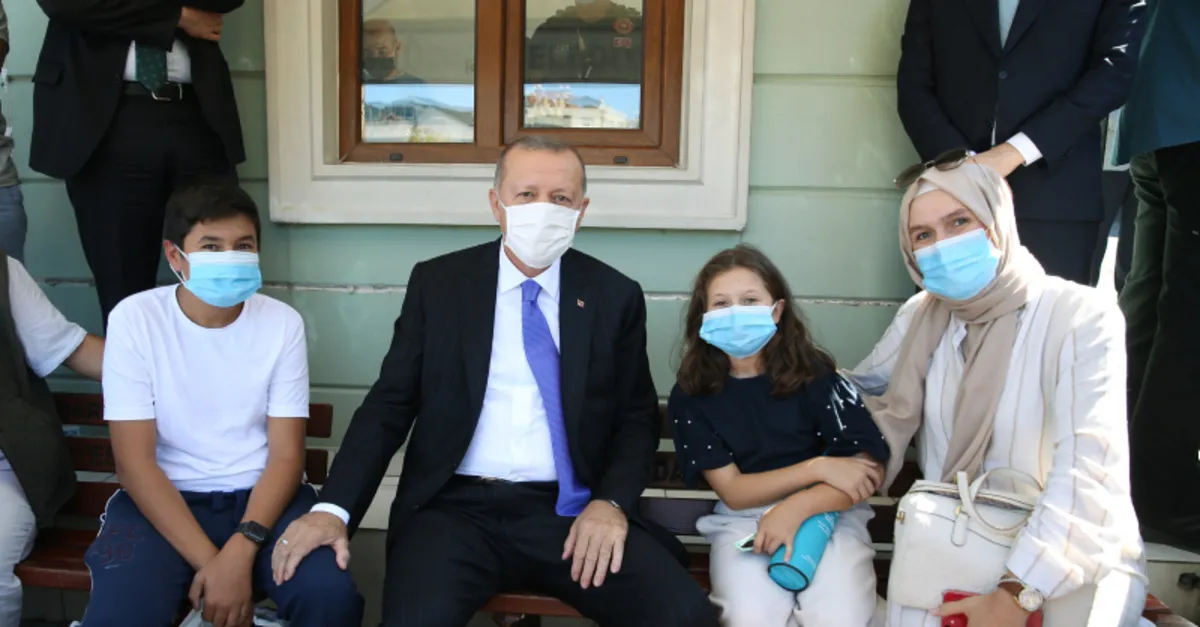 Başkan Erdoğan, Üsküdar’da taksi durağını ziyaret edip vatandaşlarla sohbet etti