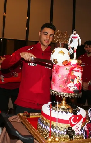 A Milli Takım’da Ozan Kabak’ın doğum günü kutlandı