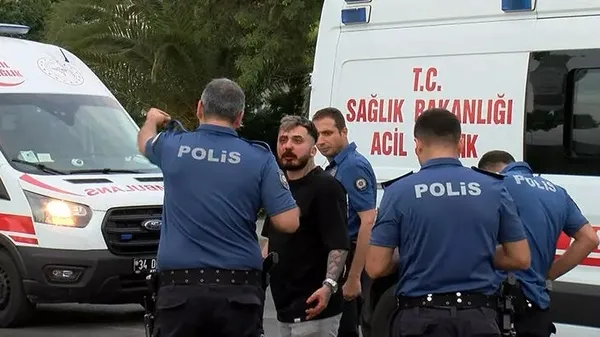 Kadıköy'de park halindeki araca otomobil çarptı sürücüler yaralandı-2