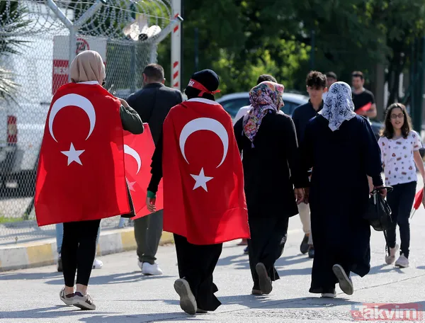 İstanbul'da vatandaşlar Atatürk Havalimanı'na akın etti! Alan doldu taştı - 50