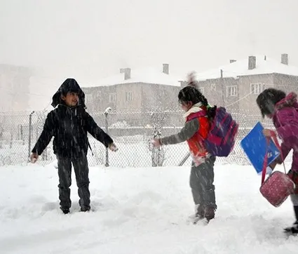 Valiliklerden peş peşe kar tatili haberleri geldi! Hangi illerde okullar tatil edildi?
