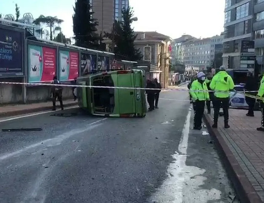 Şişli’de yolcu minibüsü devrildi!