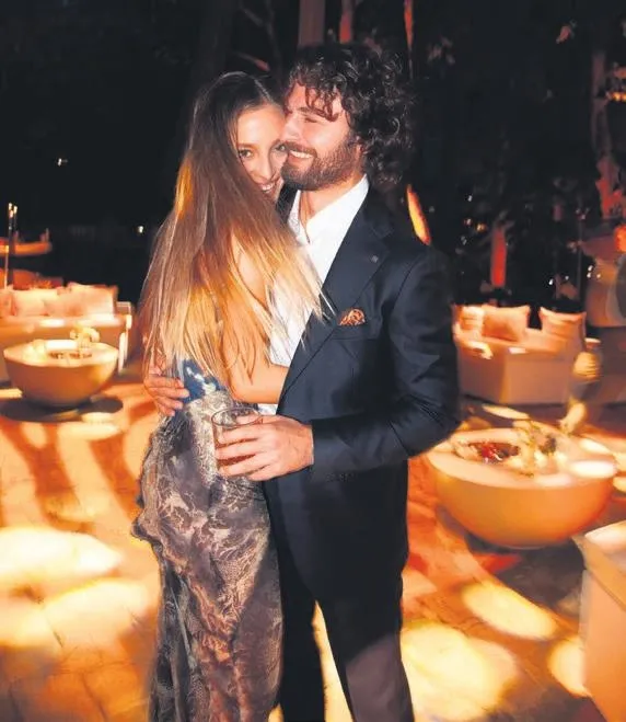 kalp-yarasinin-feriti-gokhan-alkan-aska-geldi-sevgilisi-nesrin-cavadzade-ile-romantik-pozunu-paylasti-1633643462301.jpeg Kalp Yarası'nın Ferit'i Gökhan Alkan aşka geldi! Sevgilisi Nesrin Cavadzade ile romantik pozunu paylaştı-9