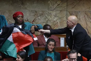 Fransa Ulusal Meclisi'nde yine Filistin krizi çıktı! Vekiller Filistin renklerine büründü!