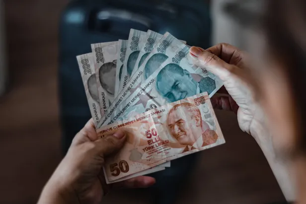 2023-pasaport-a-b-sinifi-ehliyet-harclari-ne-kadar-olacak-6-aylik-ve-4-yil-ustu-pasaport-ucretleri-kac-tl-olac-1671445128802.jpg 2023 Pasaport, A-B sınıfı ehliyet harçları ne kadar olacak? 6 aylık ve 4 yıl üstü pasaport ücretleri kaç TL olacak 2023?-3