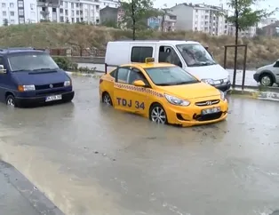 İstanbul'da yine aynı manzara! Yağmur yağdı Esenyurt yine sular altında! İBB ise piyasada yok! 2 kişi sele kapıldı