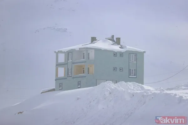 Kar kalınlığı 2 metreyi aştı! Van'ın köylerinde 'beyaz esaret' yaşanıyor - 7