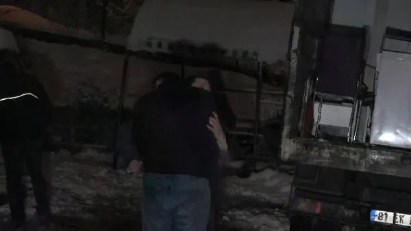 kocaelide-dehset-anlari-ayrilmak-icin-esyalarini-almaya-gelen-evli-sevgilisini-oldurerek-cesedini-rehin-aldi-1613426196484.jpg Kocaeli'de dehşet anları: Ayrılmak için eşyalarını almaya gelen evli sevgilisini öldürerek cesedini rehin aldı-7