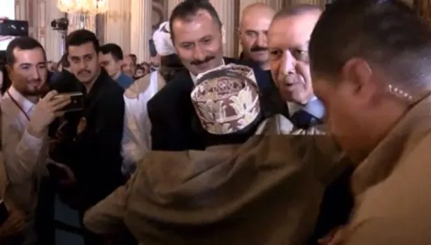 Başkan Erdoğan’a ‘Reis’ diye seslenerek sarıldı! Aralarında geçen diyalog gülümsetti