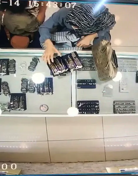 5-kez-kiyafet-4-kez-otobus-degistirdi-hirsiz-kadin-kendisini-yakalayan-polisleri-tebrik-etmis-1597851805658.jpg 5 kez kıyafet, 4 kez otobüs değiştirdi... Hırsız kadın kendisini yakalayan polisleri tebrik etmiş!-3