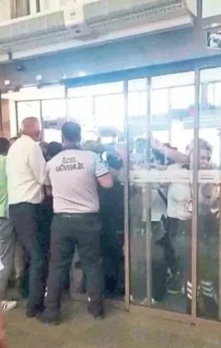 CHP'li İzmir Büyükşehir Belediyesi tarafından mesajla kovulan işçiler meclis toplantısını bastı: İşimizi geri istiyoruz