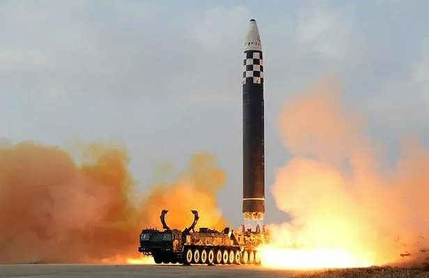 Kuzey Kore lideri Kim Jong-un kıtalararası füze denemesinde ilk defa kızı Ju Ae ile görüntülendi!-4