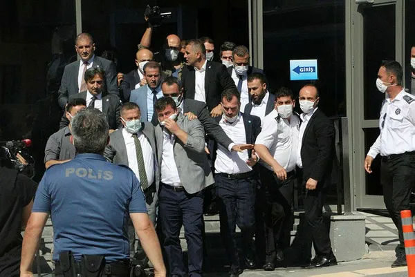 İYİ Parti merkezinde dayak yiyen kadın: Evladım yaşındaki gençler kafama vurdu