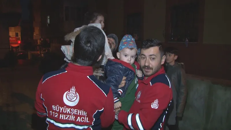 Maltepe'de yangın! 4'ü çocuk, 12 kişi... - 9