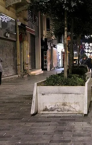 İstiklal Caddesi yeniden yaya trafiğine açıldı: Beton saksıların bankları söküldü!