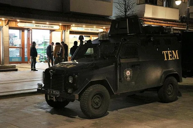 Diyarbakır'da markete EYP'li saldırı: Şüpheliler her yerde aranıyor