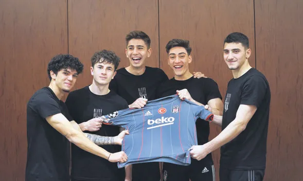 galatasarayin-yeni-transferi-pulgar-imzayi-atti-1643842640135.jpg Galatasaray'ın yeni transferi Pulgar imzayı attı-2