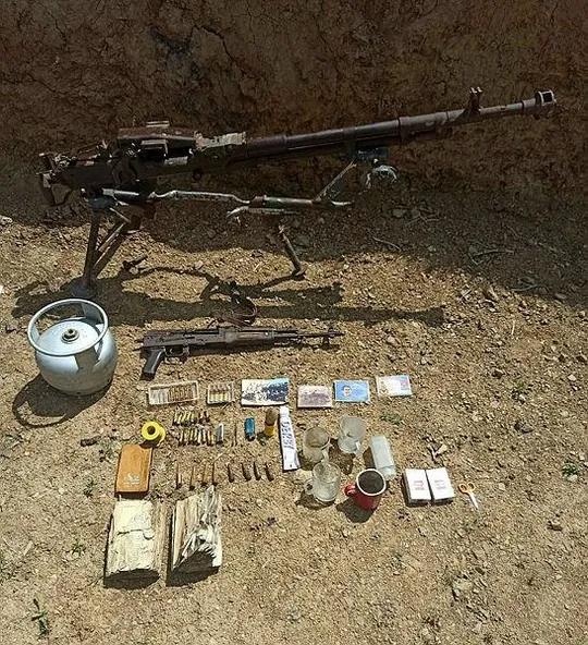 Son dakika: Hakkari'de terör operasyonu: PKK'lı teröristlere ait silah ve yaşam malzemesi ele geçirildi-1